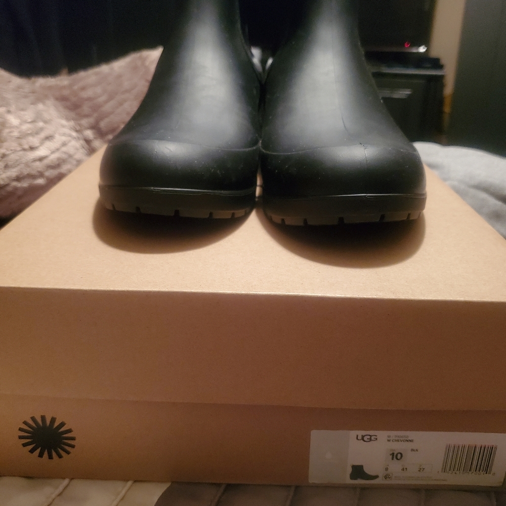 UGG CHEVONNE BOOTS, BRAND NEW SZ 10
